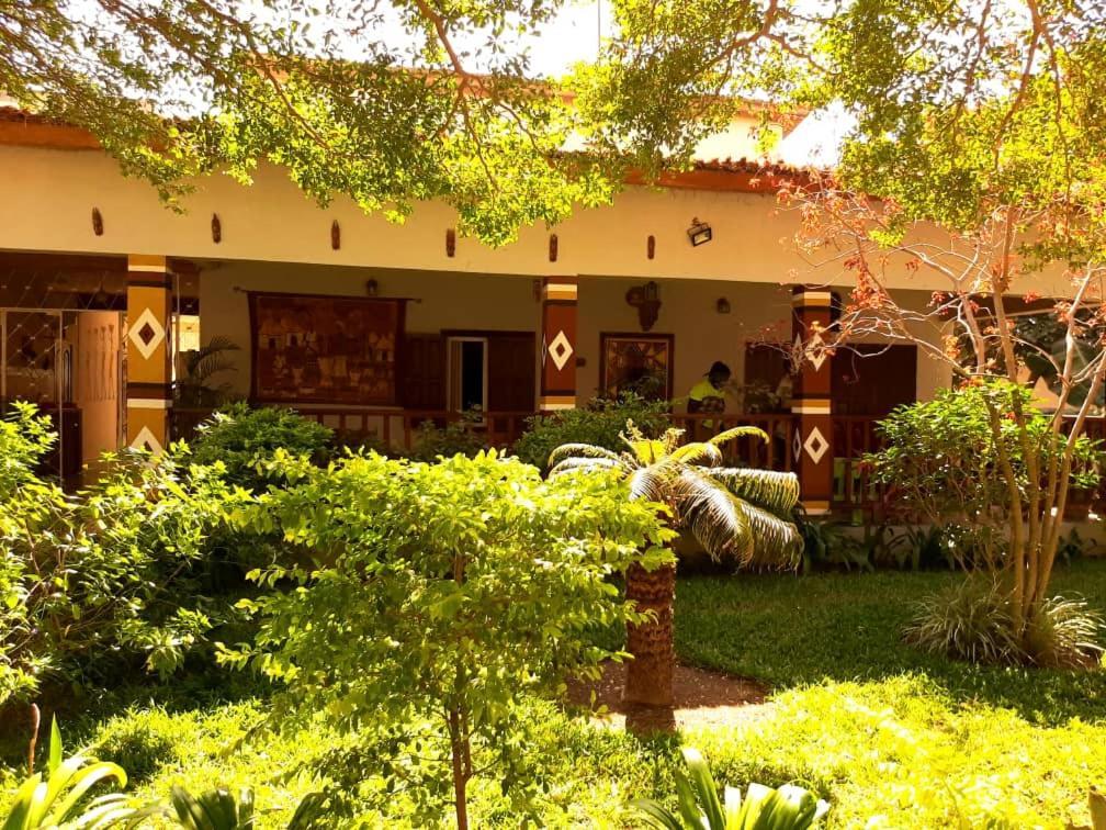 Casa Hotel Sinkiling Gambia Serekunda Kültér fotó