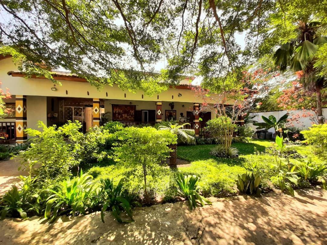 Casa Hotel Sinkiling Gambia Serekunda Kültér fotó